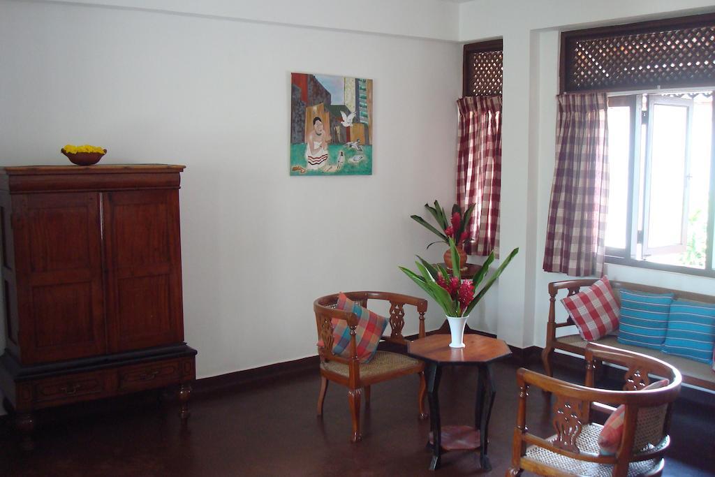 Blue Seas Guest House Dehiwala-Mount Lavinia Buitenkant foto