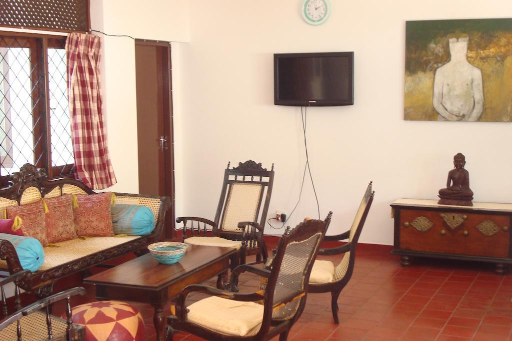 Blue Seas Guest House Dehiwala-Mount Lavinia Buitenkant foto