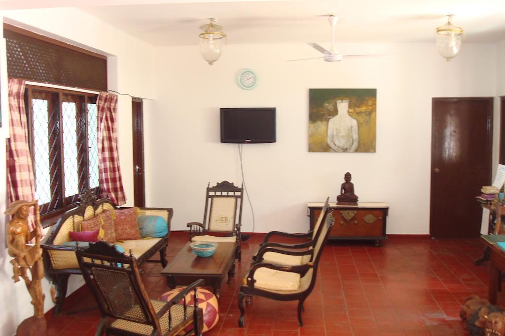 Blue Seas Guest House Dehiwala-Mount Lavinia Buitenkant foto