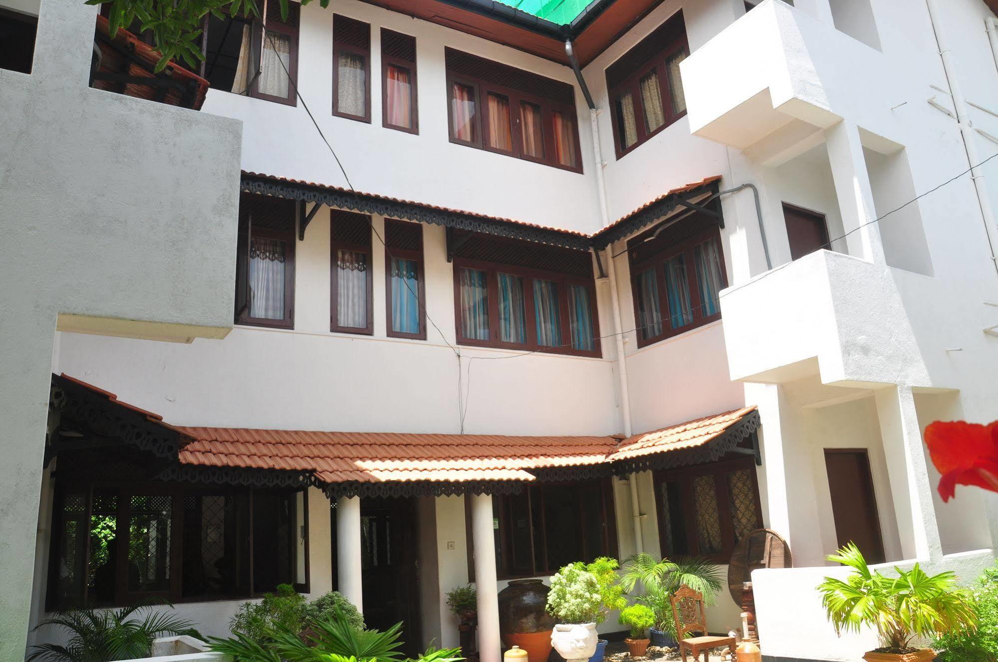 Blue Seas Guest House Dehiwala-Mount Lavinia Buitenkant foto