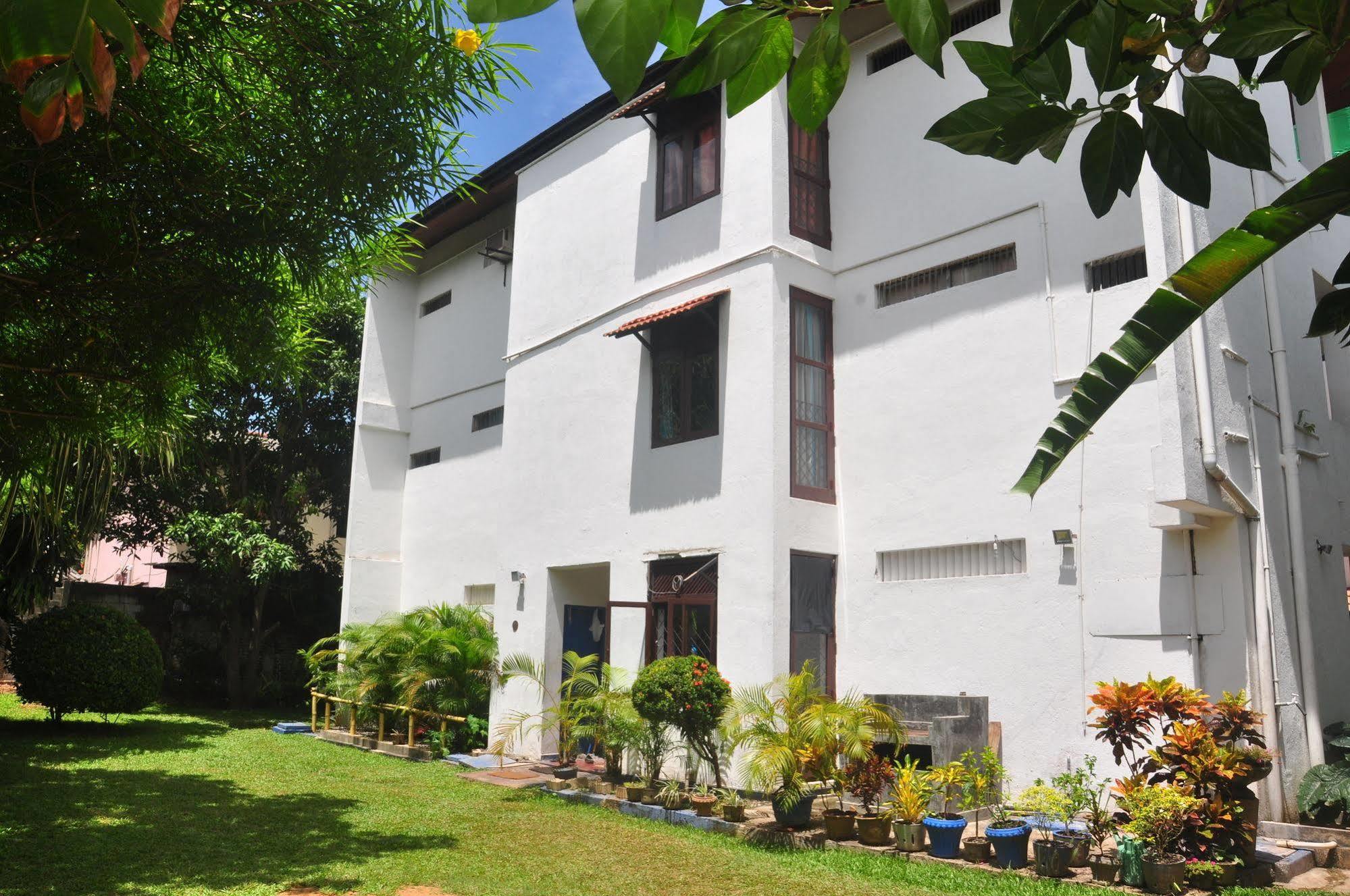 Blue Seas Guest House Dehiwala-Mount Lavinia Buitenkant foto