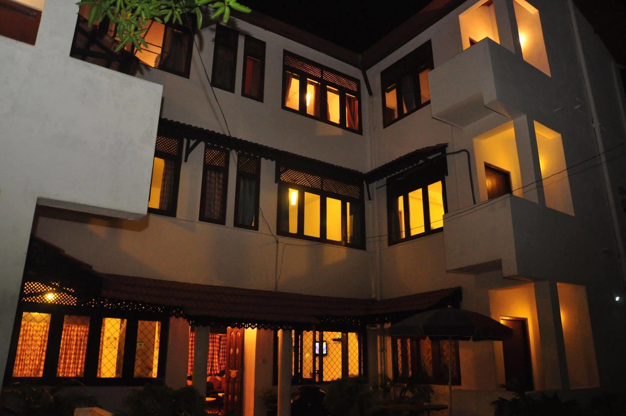 Blue Seas Guest House Dehiwala-Mount Lavinia Buitenkant foto