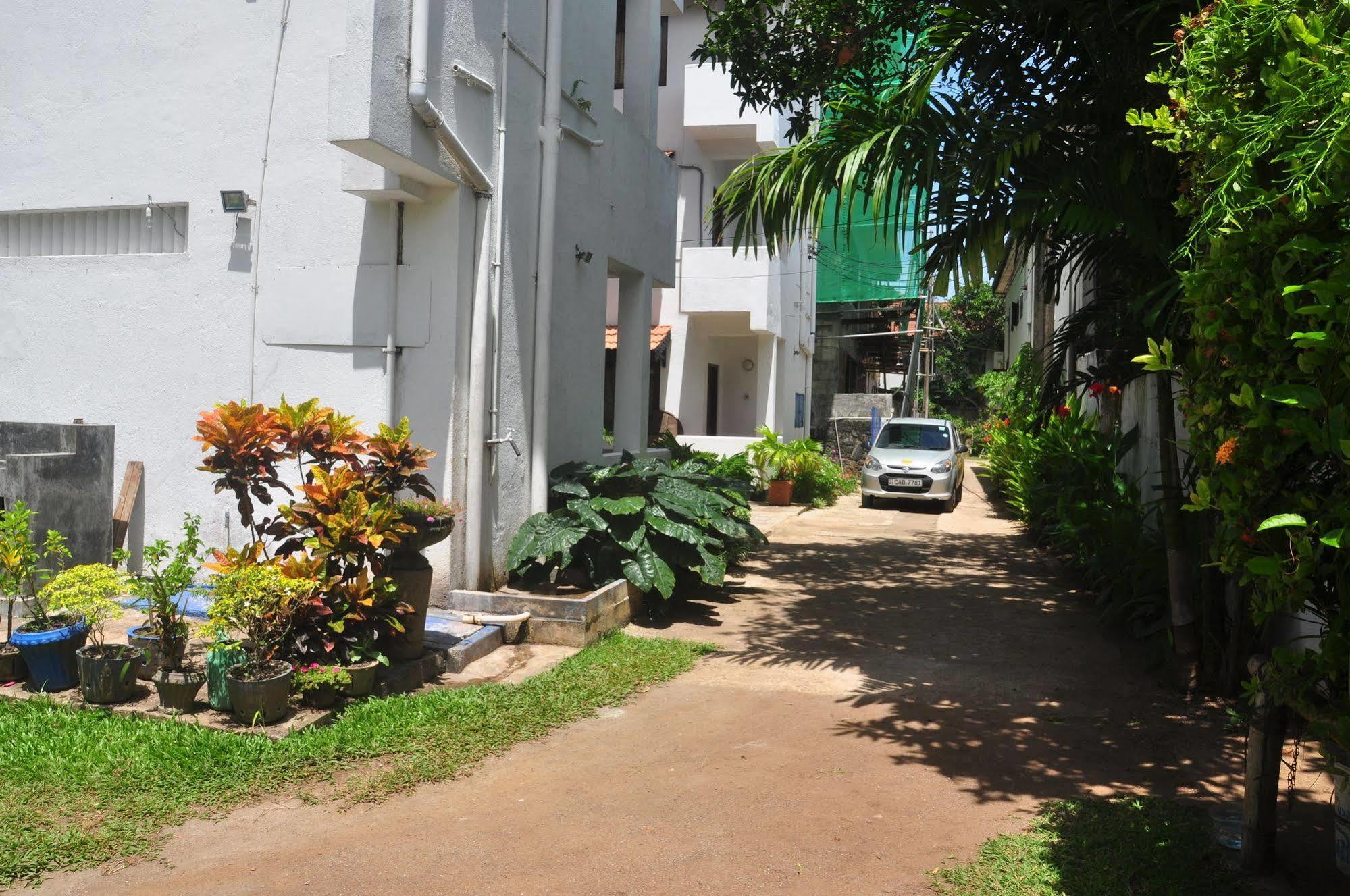 Blue Seas Guest House Dehiwala-Mount Lavinia Buitenkant foto