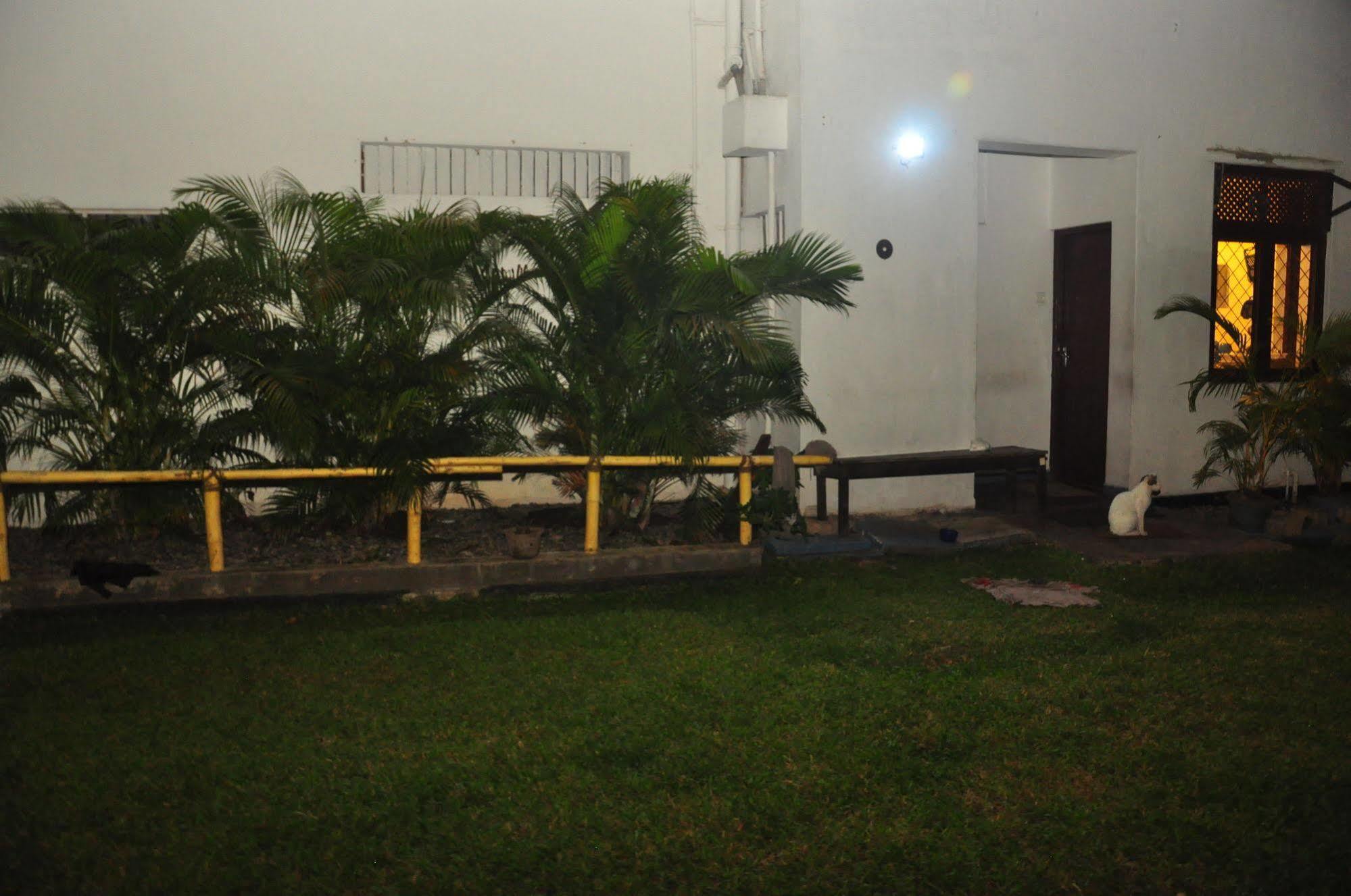Blue Seas Guest House Dehiwala-Mount Lavinia Buitenkant foto